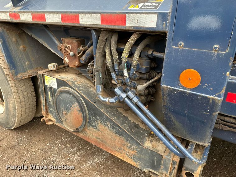 image for item MQ9522 2004 International 4400  refuse truck