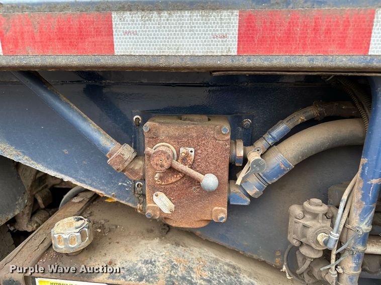 image for item MQ9522 2004 International 4400  refuse truck