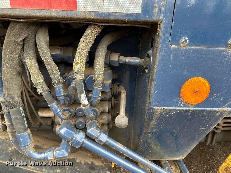 image for item MQ9522 2004 International 4400  refuse truck