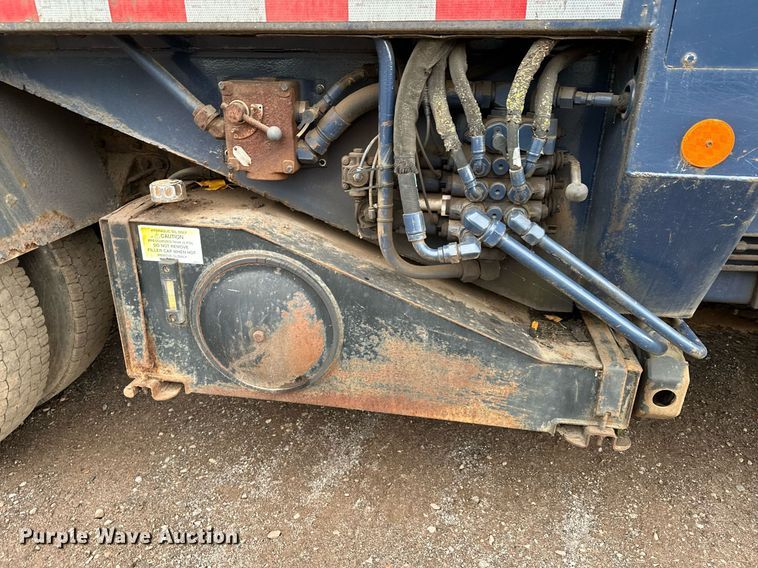 image for item MQ9522 2004 International 4400  refuse truck