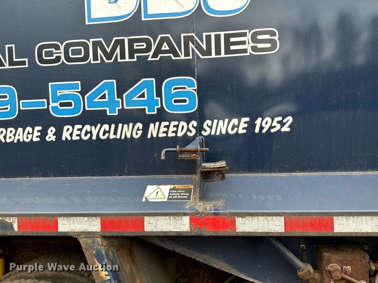 image for item MQ9522 2004 International 4400  refuse truck