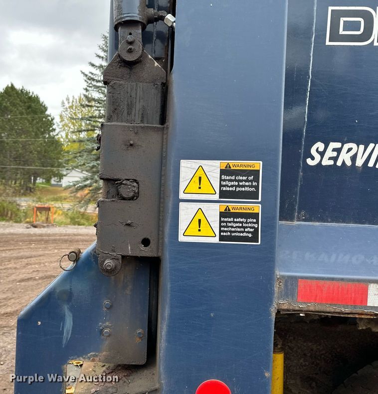 image for item MQ9522 2004 International 4400  refuse truck