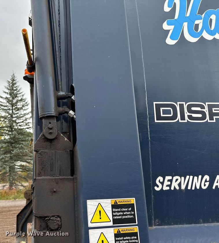 image for item MQ9522 2004 International 4400  refuse truck