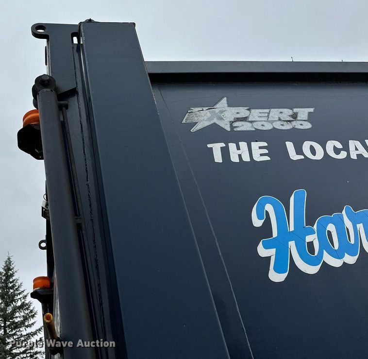 image for item MQ9522 2004 International 4400  refuse truck