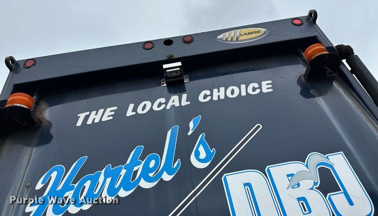 image for item MQ9522 2004 International 4400  refuse truck