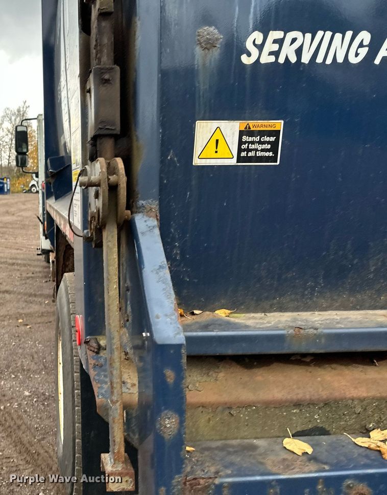 image for item MQ9522 2004 International 4400  refuse truck