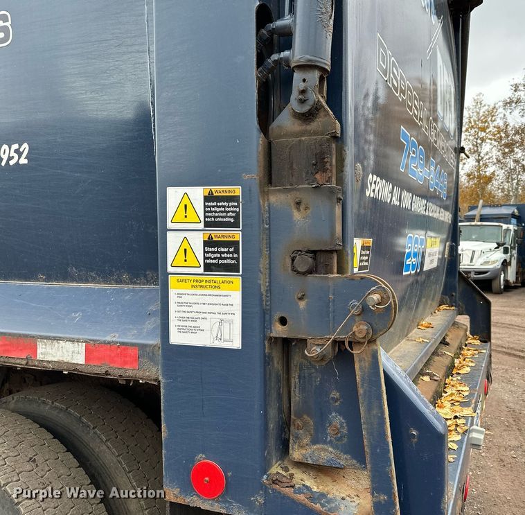 image for item MQ9522 2004 International 4400  refuse truck