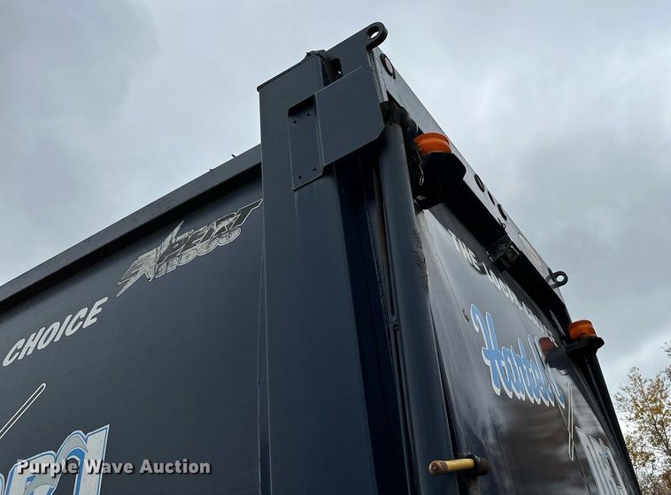 image for item MQ9522 2004 International 4400  refuse truck