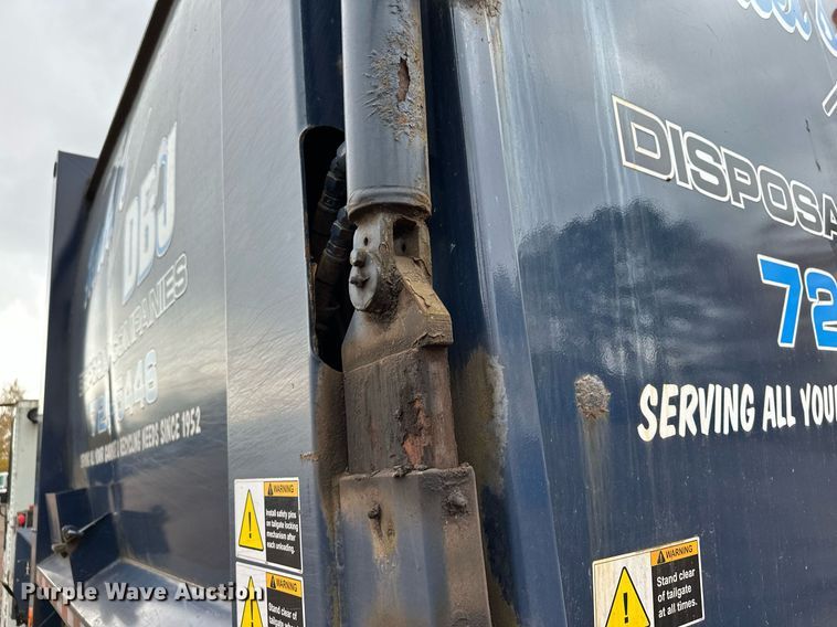 image for item MQ9522 2004 International 4400  refuse truck