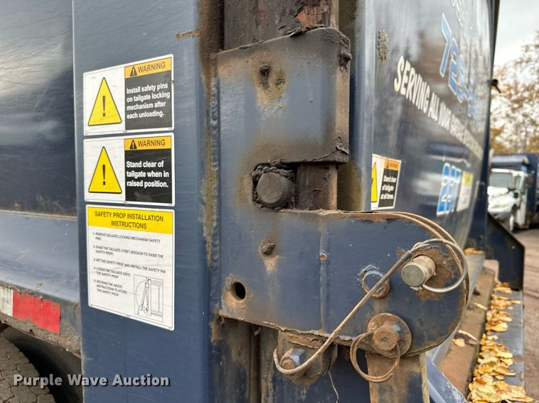 image for item MQ9522 2004 International 4400  refuse truck