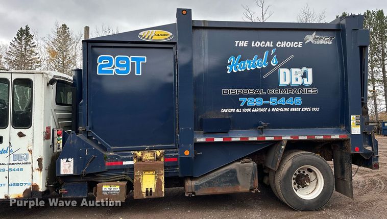 image for item MQ9522 2004 International 4400  refuse truck