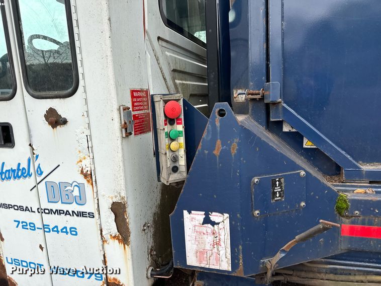 image for item MQ9522 2004 International 4400  refuse truck