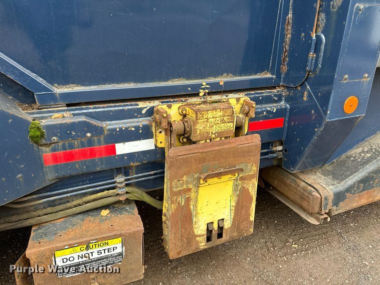 image for item MQ9522 2004 International 4400  refuse truck