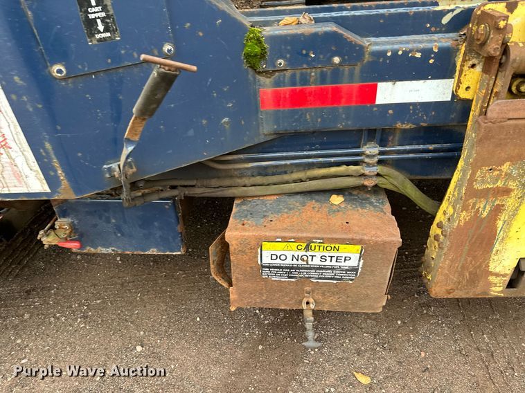 image for item MQ9522 2004 International 4400  refuse truck