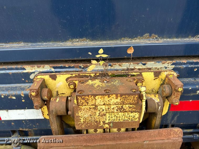 image for item MQ9522 2004 International 4400  refuse truck