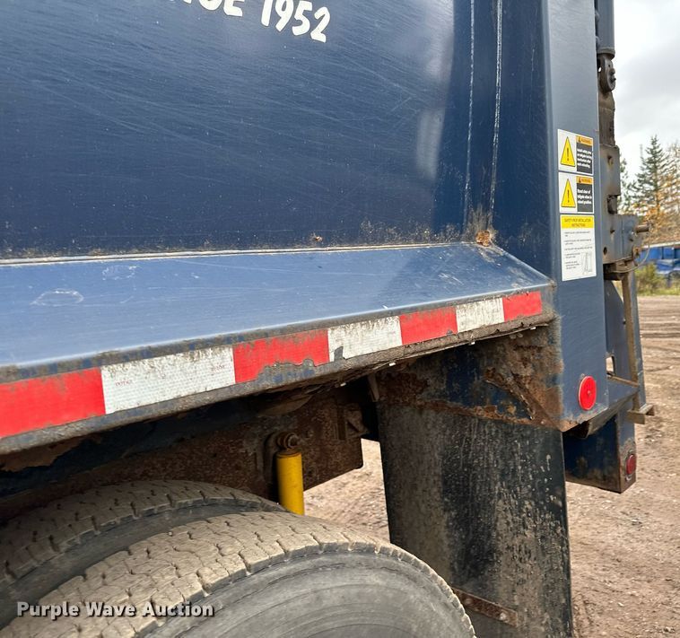 image for item MQ9522 2004 International 4400  refuse truck