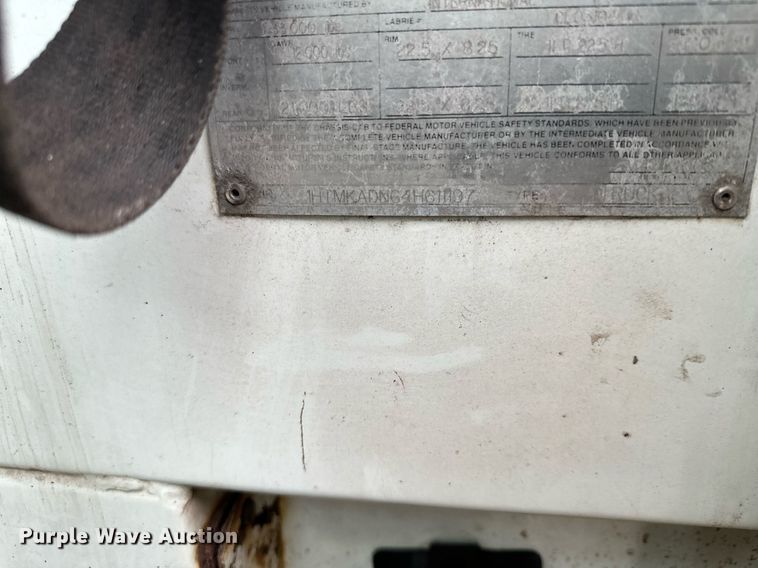 image for item MQ9522 2004 International 4400  refuse truck