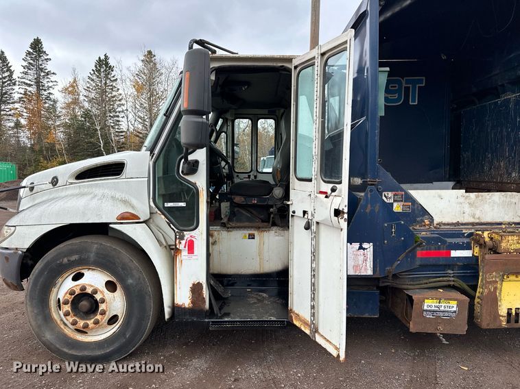 image for item MQ9522 2004 International 4400  refuse truck