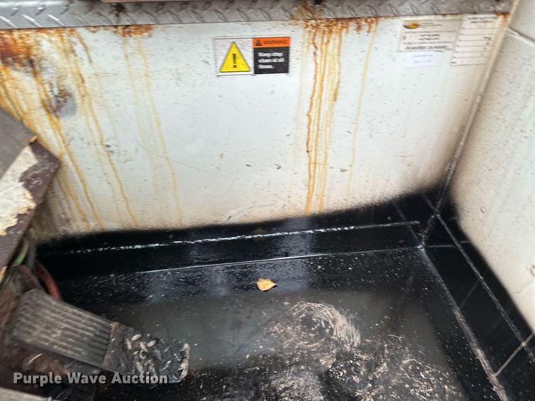 image for item MQ9522 2004 International 4400  refuse truck