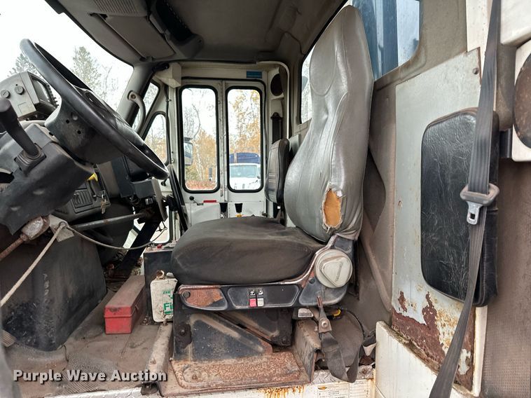 image for item MQ9522 2004 International 4400  refuse truck