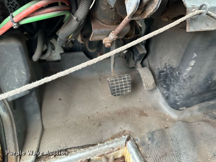 image for item MQ9522 2004 International 4400  refuse truck