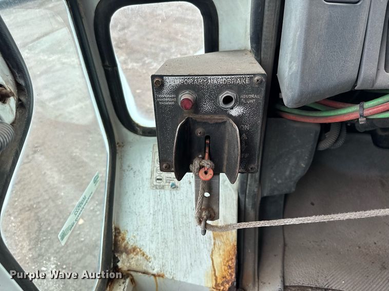 image for item MQ9522 2004 International 4400  refuse truck