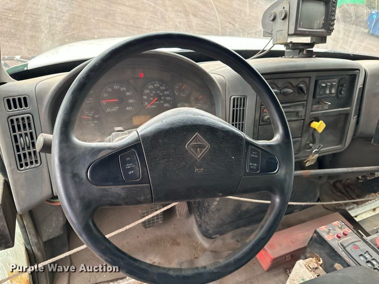 image for item MQ9522 2004 International 4400  refuse truck