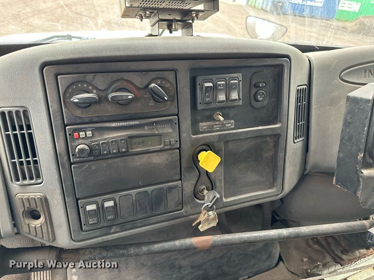 image for item MQ9522 2004 International 4400  refuse truck