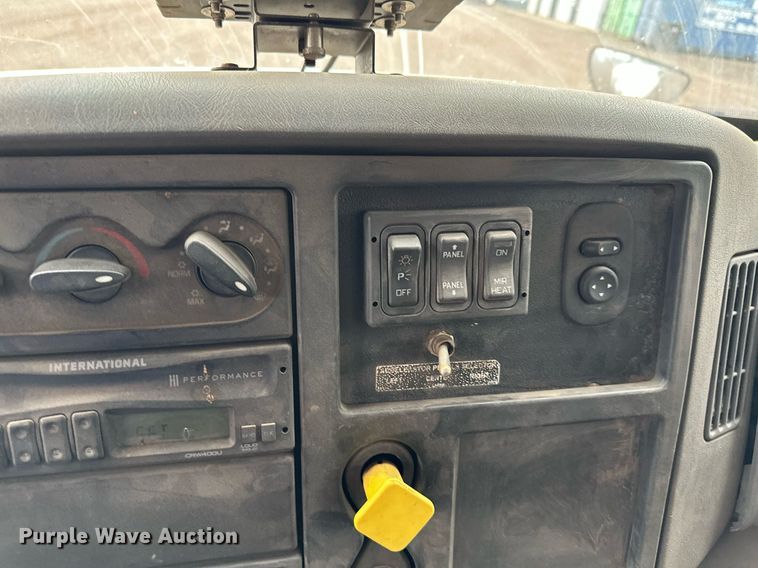 image for item MQ9522 2004 International 4400  refuse truck