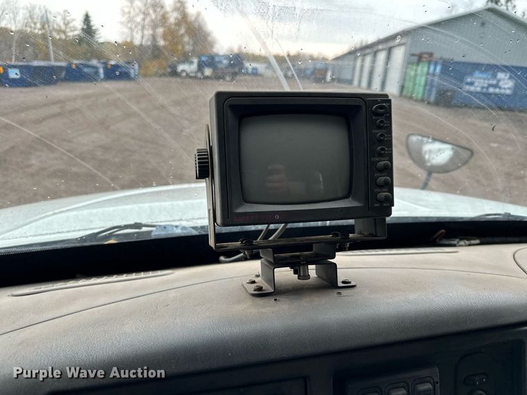 image for item MQ9522 2004 International 4400  refuse truck