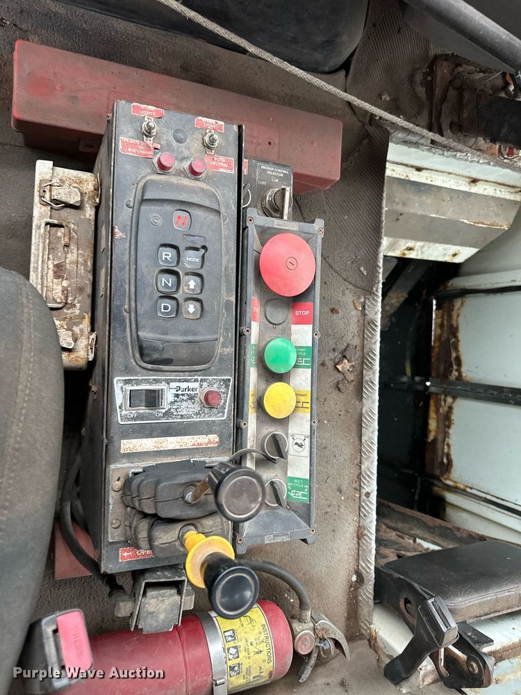 image for item MQ9522 2004 International 4400  refuse truck