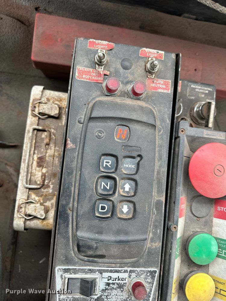 image for item MQ9522 2004 International 4400  refuse truck