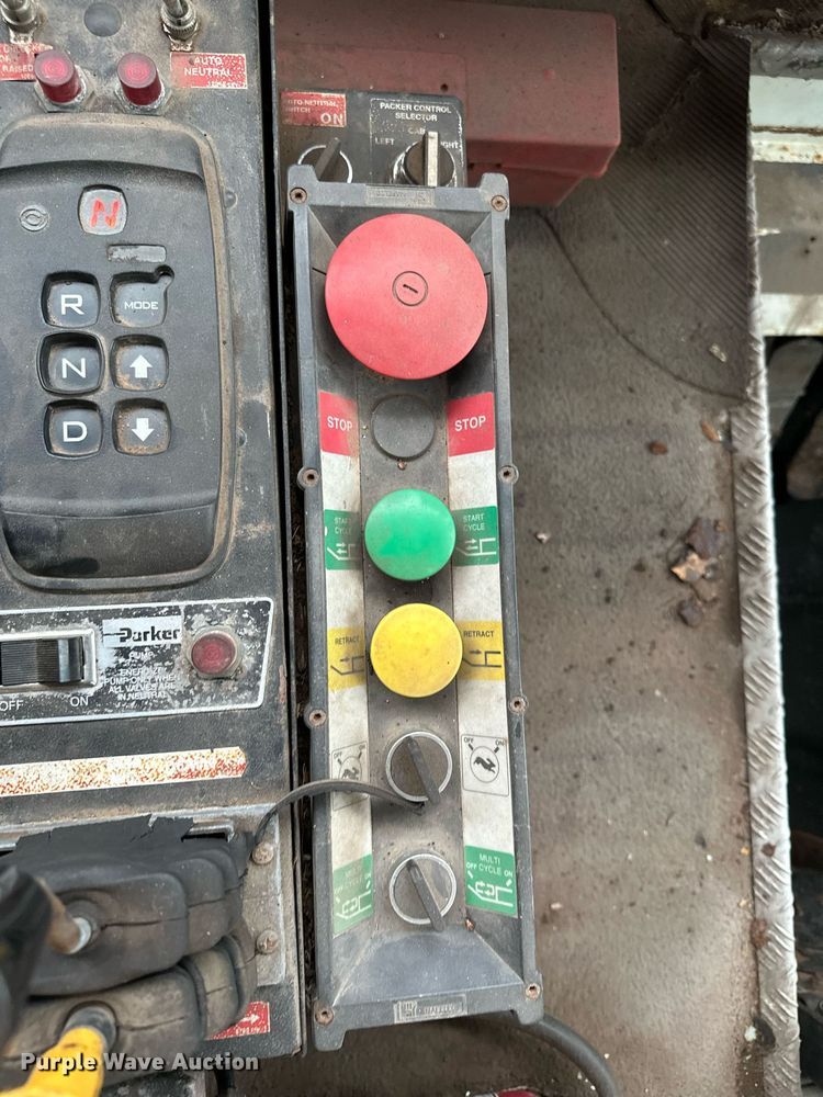 image for item MQ9522 2004 International 4400  refuse truck