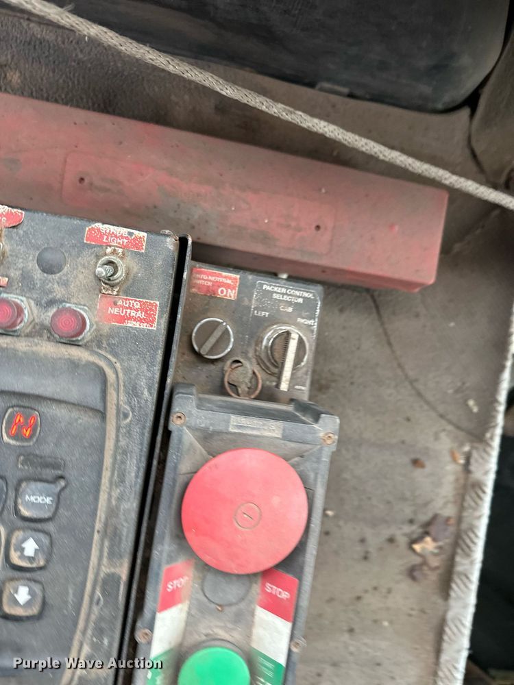 image for item MQ9522 2004 International 4400  refuse truck