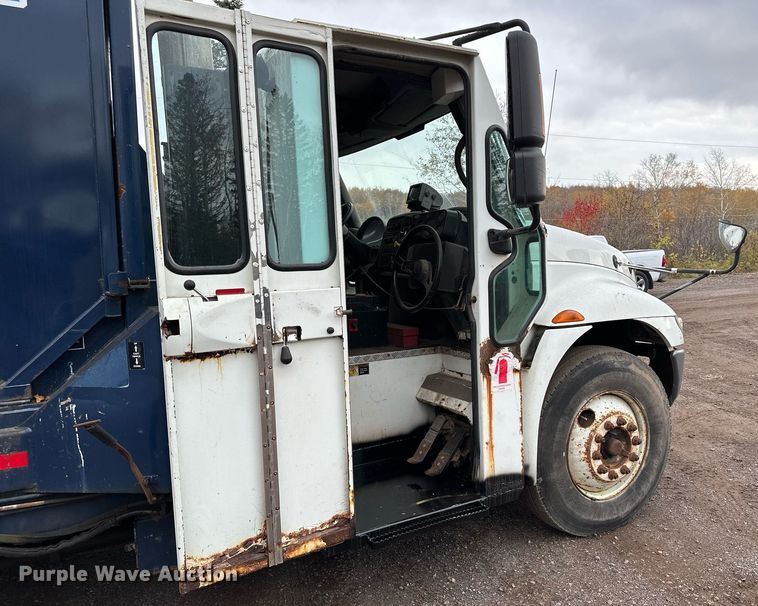 image for item MQ9522 2004 International 4400  refuse truck