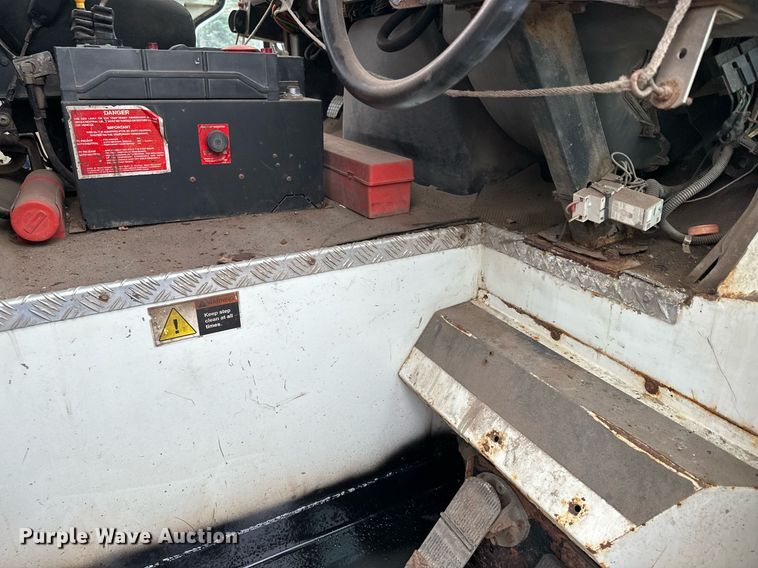 image for item MQ9522 2004 International 4400  refuse truck