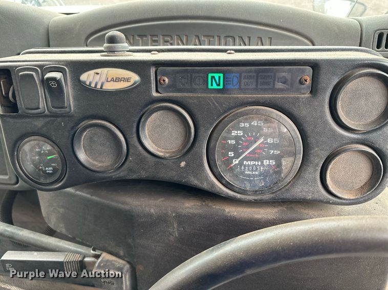 image for item MQ9522 2004 International 4400  refuse truck