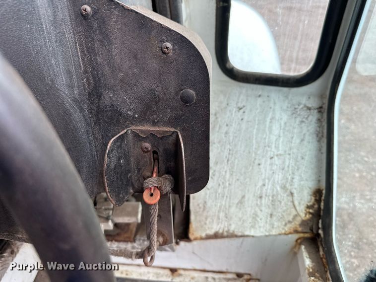 image for item MQ9522 2004 International 4400  refuse truck