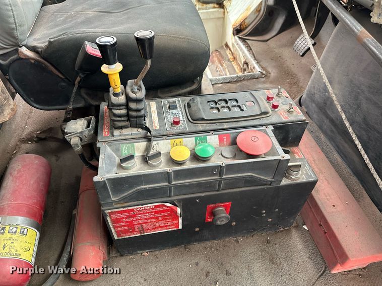 image for item MQ9522 2004 International 4400  refuse truck