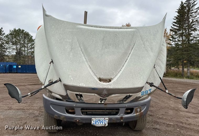 image for item MQ9522 2004 International 4400  refuse truck