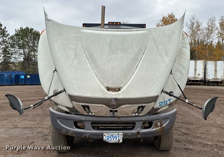 image for item MQ9522 2004 International 4400  refuse truck