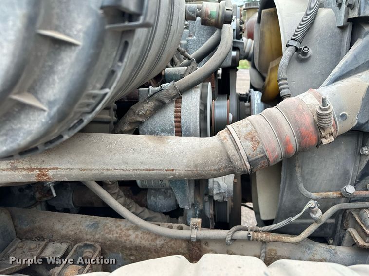 image for item MQ9522 2004 International 4400  refuse truck