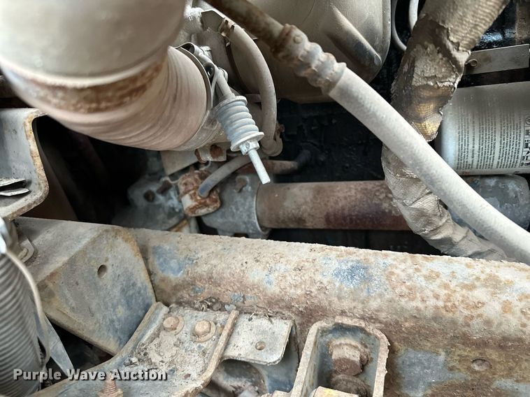 image for item MQ9522 2004 International 4400  refuse truck