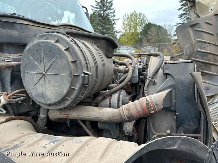 image for item MQ9522 2004 International 4400  refuse truck