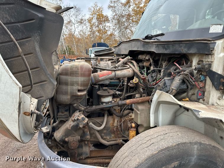 image for item MQ9522 2004 International 4400  refuse truck