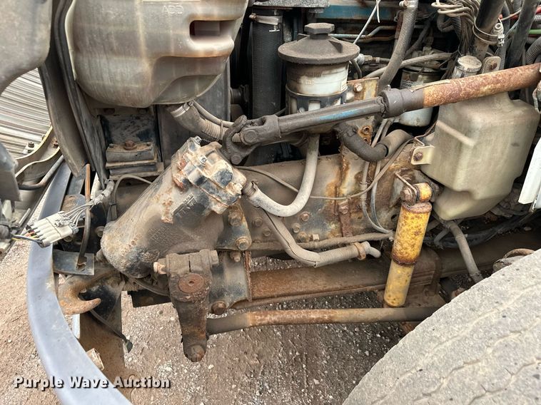 image for item MQ9522 2004 International 4400  refuse truck