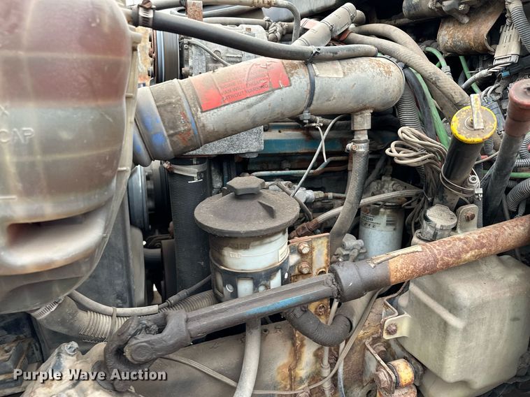 image for item MQ9522 2004 International 4400  refuse truck