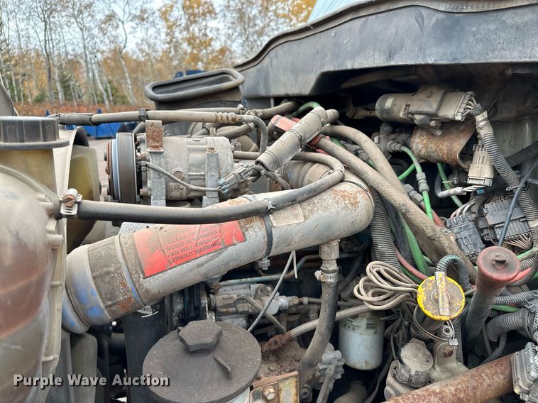 image for item MQ9522 2004 International 4400  refuse truck