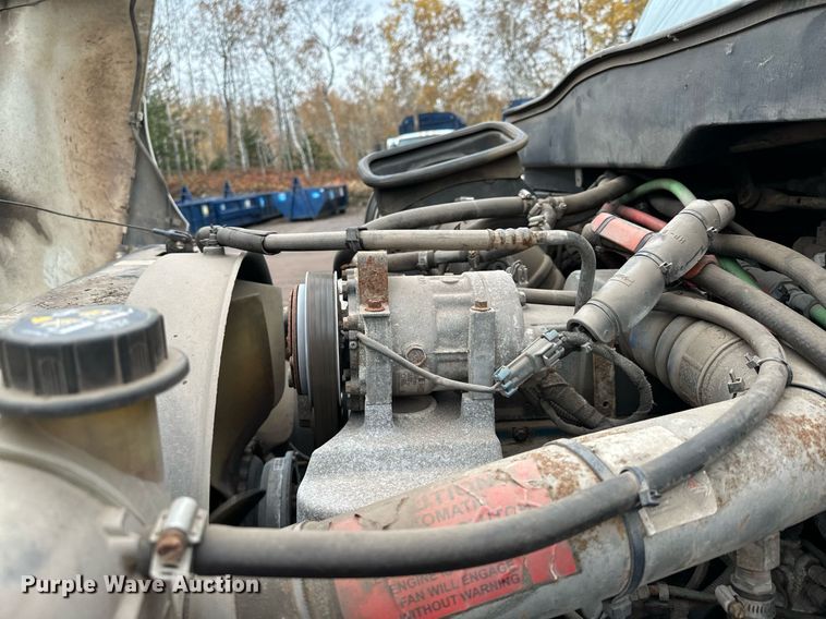 image for item MQ9522 2004 International 4400  refuse truck