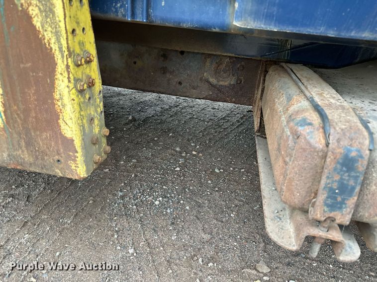 image for item MQ9522 2004 International 4400  refuse truck